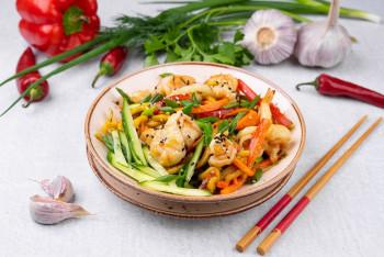 Удон с курицей и креветками